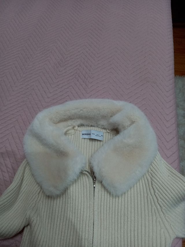 Jersey Bershka corto beige cuello pelo