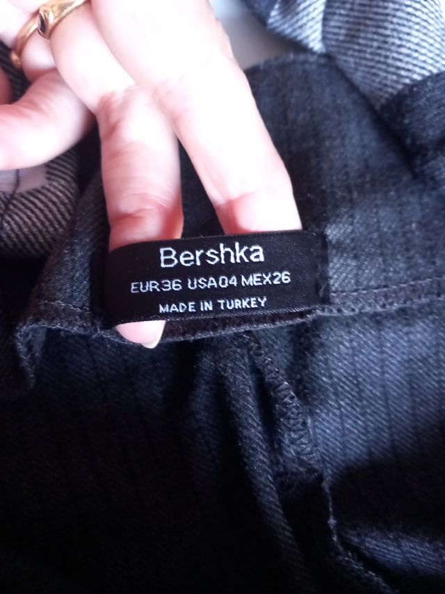 Pantalón Bershka y jersey cuadros