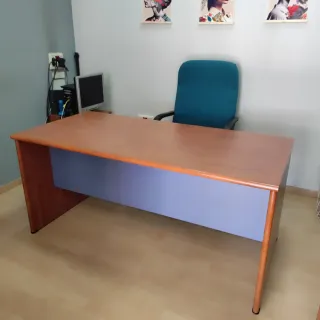 Mesa de despacho madera y azul