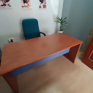 Mesa de despacho madera y azul