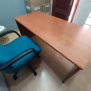 Mesa de despacho madera y azul