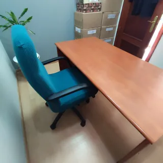 Mesa de despacho madera y azul