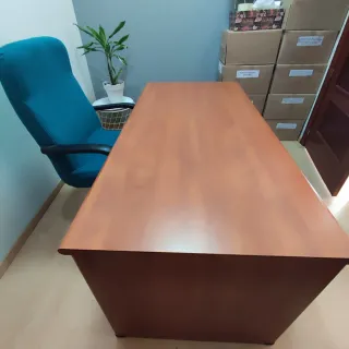 Mesa de despacho madera y azul