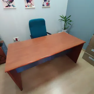Mesa de despacho madera y azul