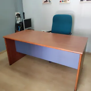Mesa de despacho madera y azul