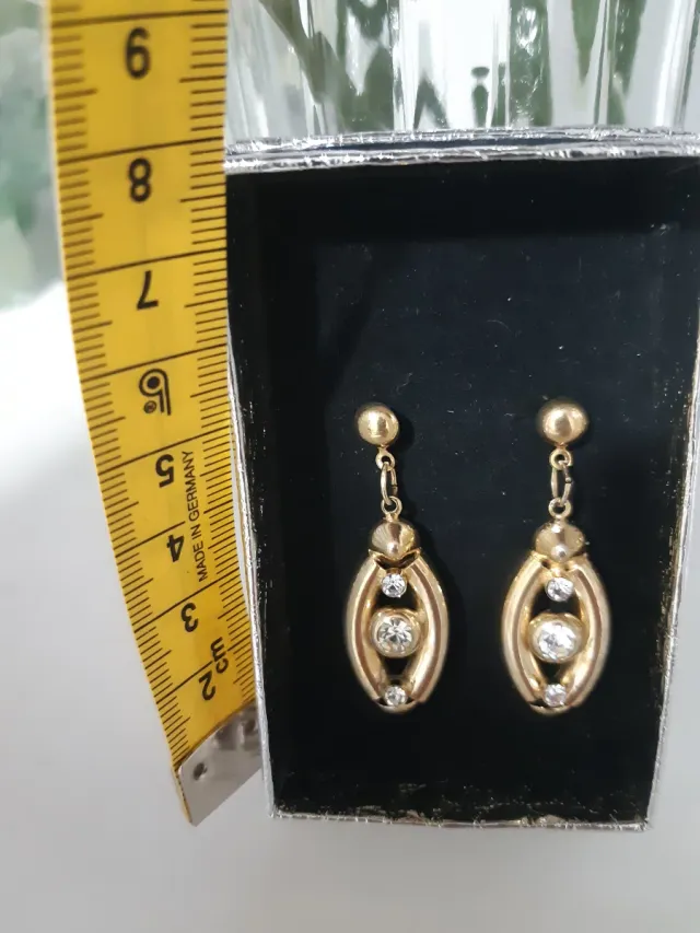 Pendientes dorados con piedras