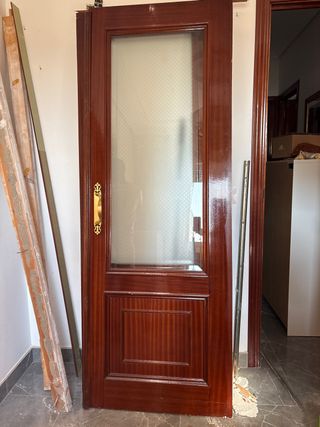 2 Puerta de madera con cristal