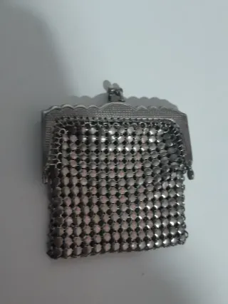 Monedero antiguo de metal