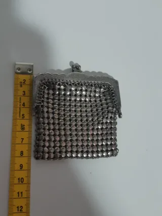 Monedero antiguo de metal