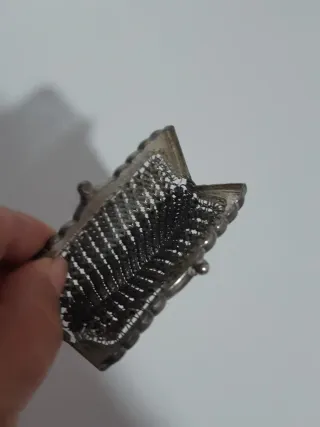 Monedero antiguo de metal