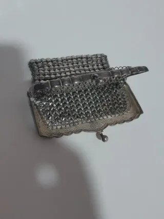 Monedero antiguo de metal
