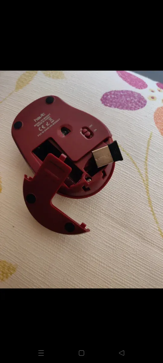 Ratón Havit inalámbrico rojo y granate.