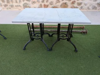 Mesa de mármol con patas de hierro
