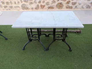 Mesa de mármol con patas de hierro