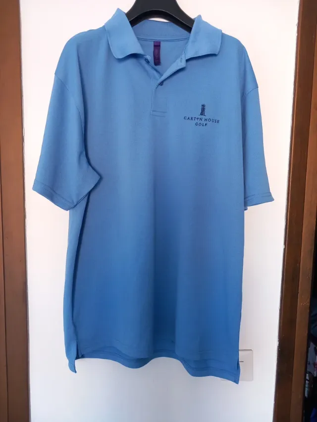 Polo de golf azul