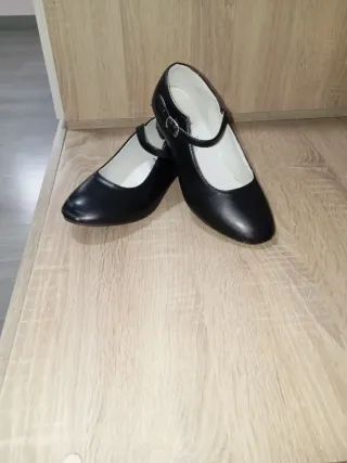 Zapatos de tacón negros con tira