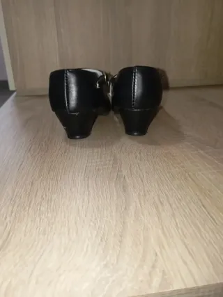 Zapatos de tacón negros con tira