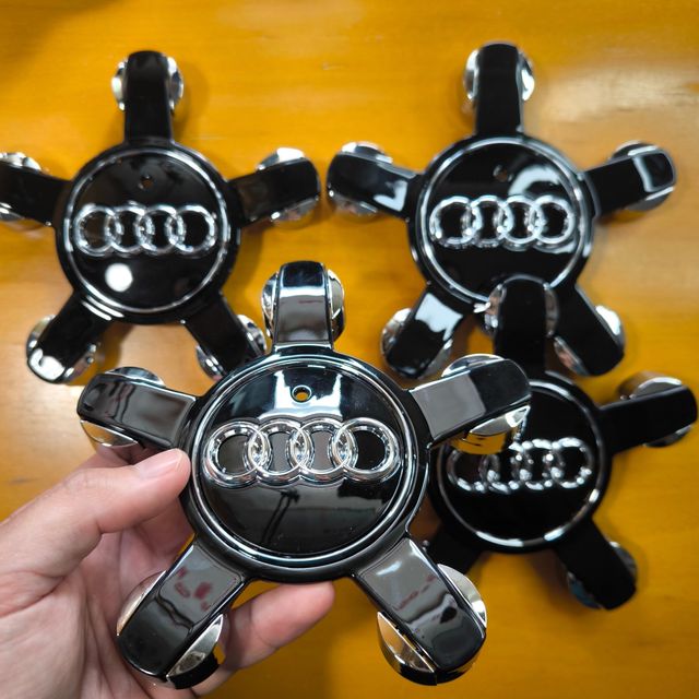 TAPABUJES AUDI 135mm NEGRO CONCAVOS - EMBLEMAS AUD