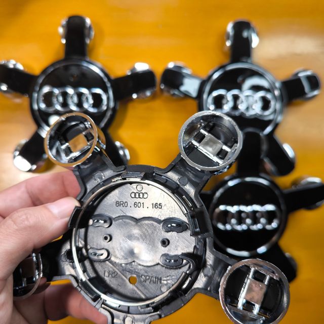 TAPABUJES AUDI 135mm NEGRO CONCAVOS - EMBLEMAS AUD