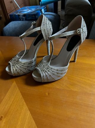 Zapatos de tacón dorados y plateados