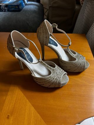 Zapatos de tacón dorados y plateados