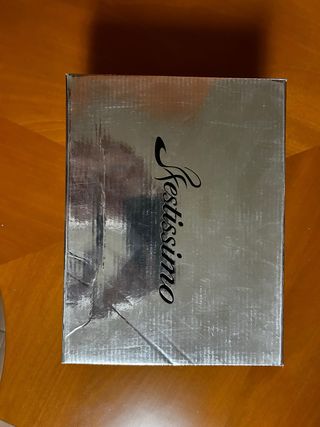Zapatos de tacón dorados y plateados