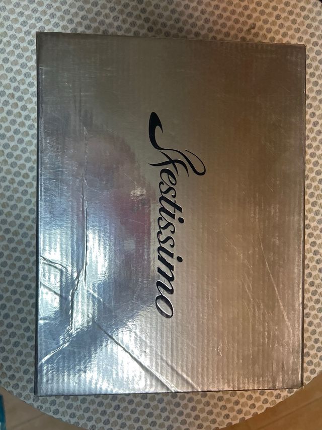 Zapatos de tacón dorados y plateados