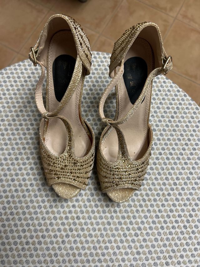 Zapatos de tacón dorados y plateados