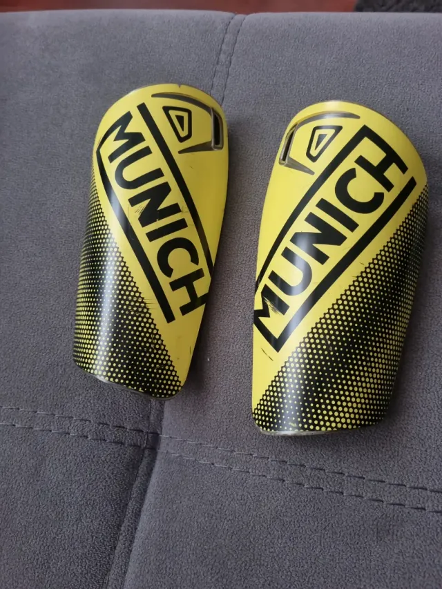 Espinilleras Fútbol Munich Amarillas