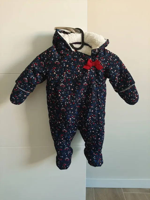 Buzo bebé floral con lazo rojo