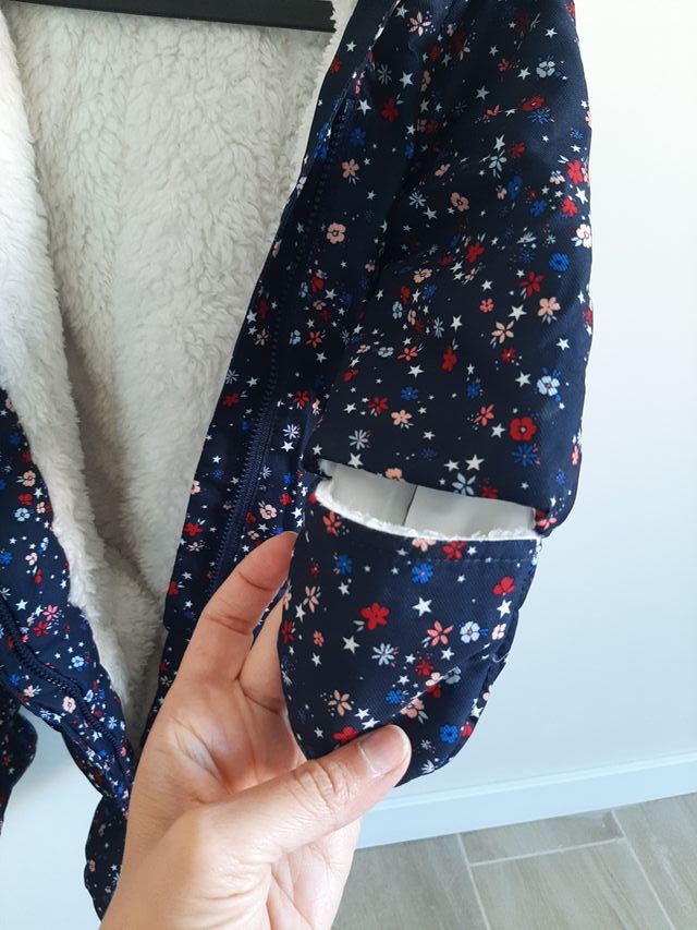 Buzo bebé floral con lazo rojo