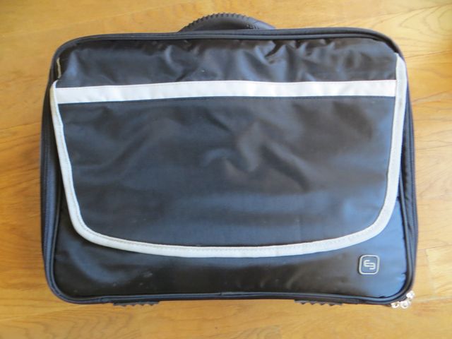 Maletín organizador negro y plateado