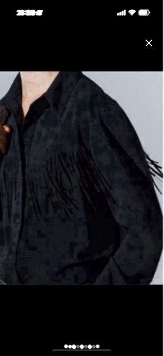 Camisa negra con flecos
Vale para una S