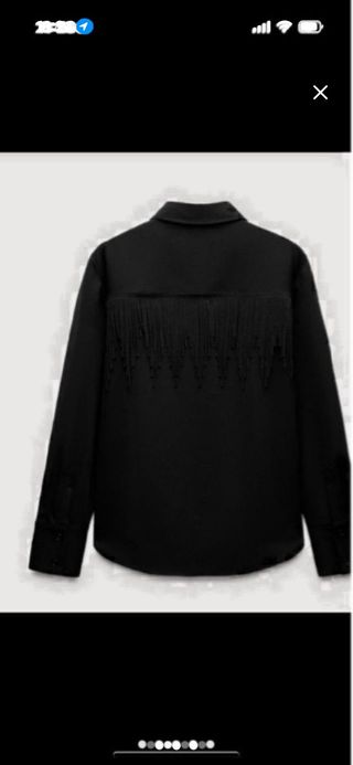 Camisa negra con flecos
Vale para una S