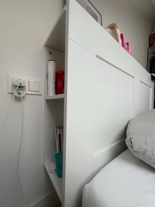 Cabecero blanco con estanterías