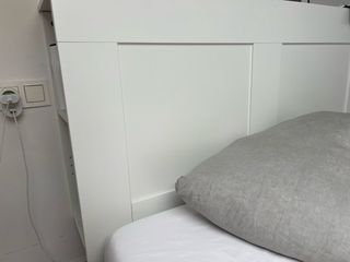 Cabecero blanco con estanterías