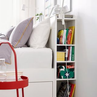 Cabecero blanco con estanterías