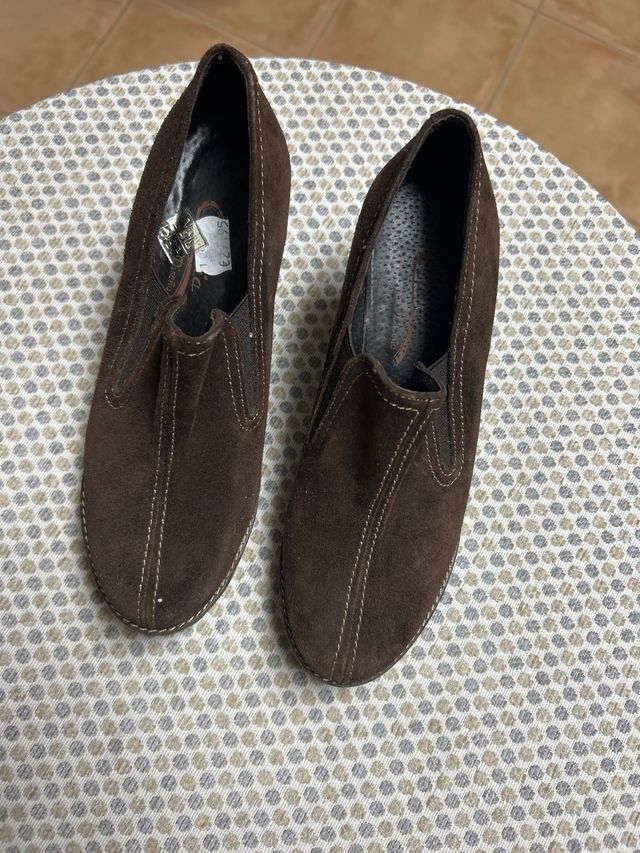 Zapatos de tacón negros y marrones