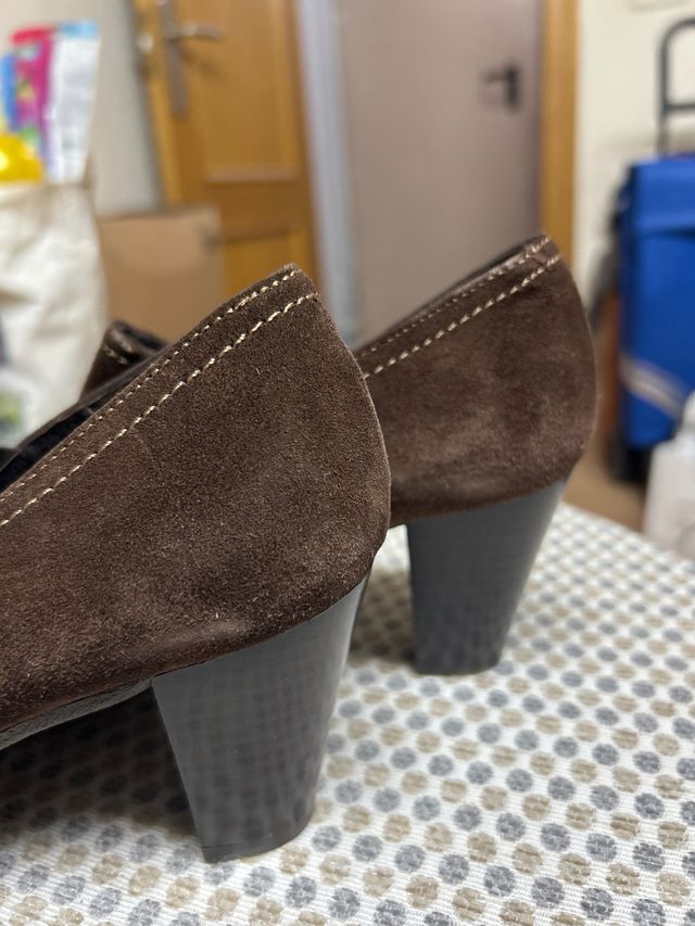 Zapatos de tacón negros y marrones