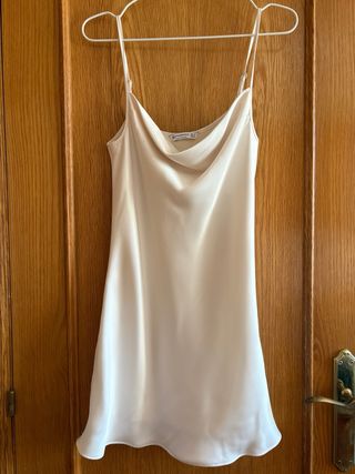 Vestido lencero Stradivarius beige S