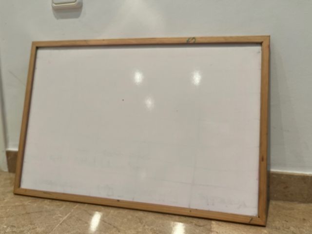 Pizarra blanca con marco de madera