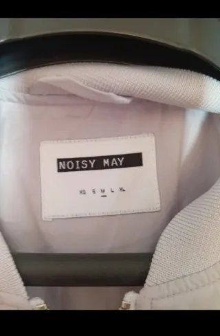 Bomber lila de la marca Noisy May