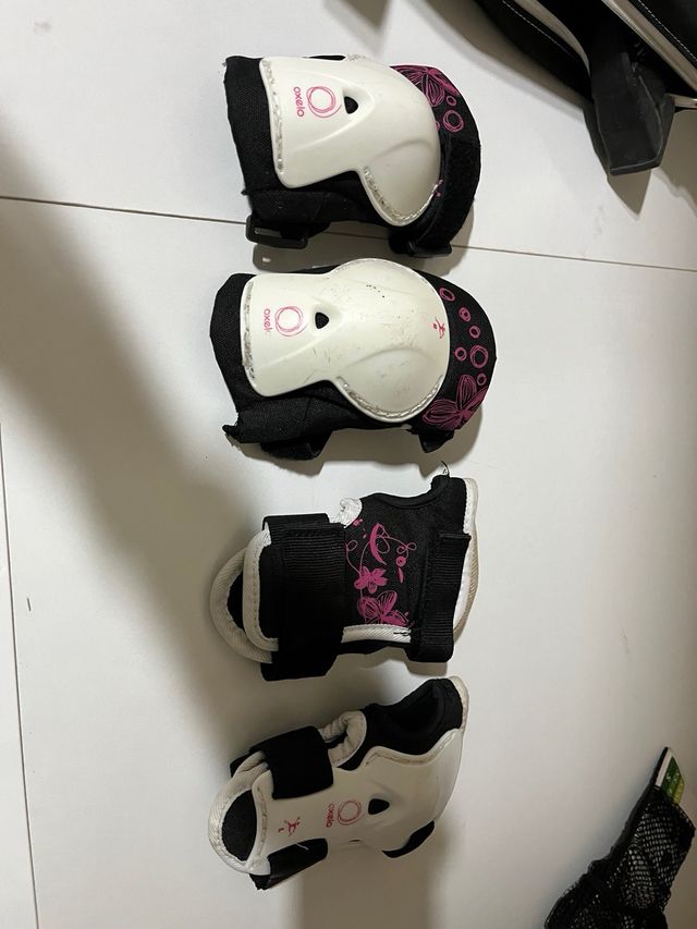 Patines en línea negros y rojos