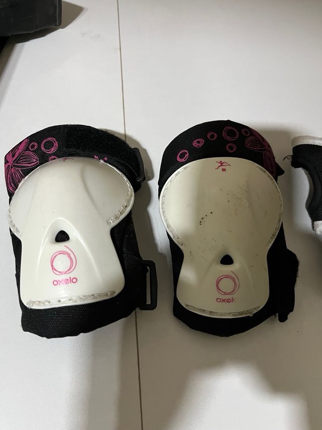 Patines en línea negros y rojos