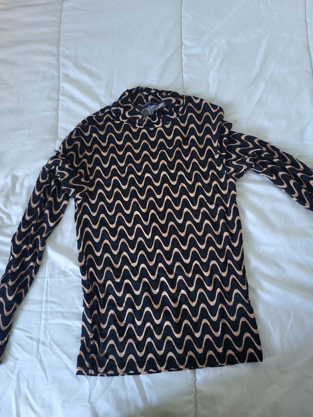 Camiseta cuello alto estampada