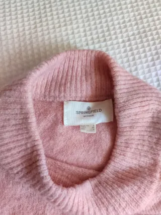 Jersey de punto rosa con bordado.Da bastante talla