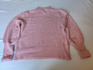 Jersey de punto rosa con bordado.Da bastante talla