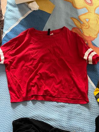 Camiseta roja básica con rayas