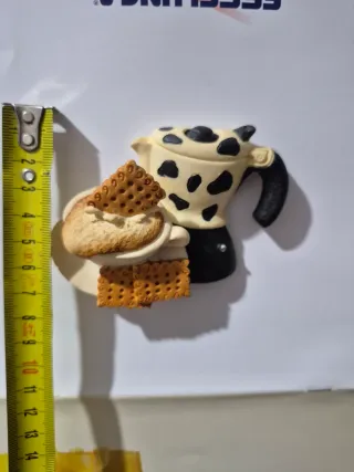 Calamita caffettiera con biscotti