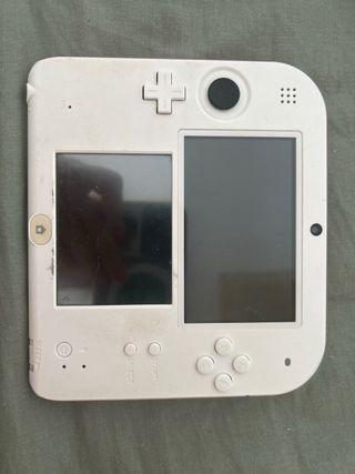 Nintendo 2DS rosso e bianco con copertina e giochi